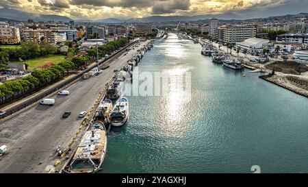 Vue aérienne du port du canal avec bateaux de pêche amarrés. Pescara, Abruzzes, Italie, Europe Banque D'Images