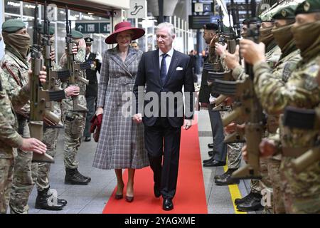 Bruxelles, France. 14 octobre 2024. La Reine Mathilde de Belgique et le Roi Philippe - Filip de Belgique passant devant les militaires à la gare de Bruxelles Sud ( midi - Zuid) avant un trajet en train de Bruxelles à Paris, le voyage vers le premier jour de la visite officielle du couple royal belge en France, lundi 14 octobre 2024. Le couple royal belge est en visite de trois jours en France. BELGA PHOTO POOL DIDIER LEBRUN crédit : Belga News Agency/Alamy Live News Banque D'Images