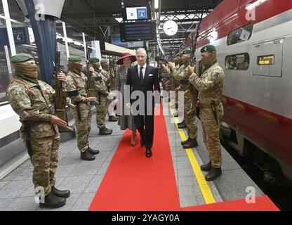 Bruxelles, France. 14 octobre 2024. La Reine Mathilde de Belgique et le Roi Philippe - Filip de Belgique photographiés à la gare de Bruxelles Sud ( midi - Zuid) avant un trajet en train de Bruxelles à Paris, le voyage vers le premier jour de la visite officielle du couple royal belge en France, lundi 14 octobre 2024. Le couple royal belge est en visite de trois jours en France. BELGA PHOTO POOL DIDIER LEBRUN crédit : Belga News Agency/Alamy Live News Banque D'Images