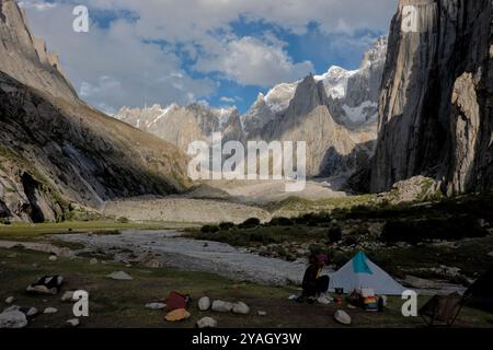 Camping dans la magnifique vallée de Nangma (Yosemite du Pakistan), Kanday, Baltistan, Pakistan Banque D'Images