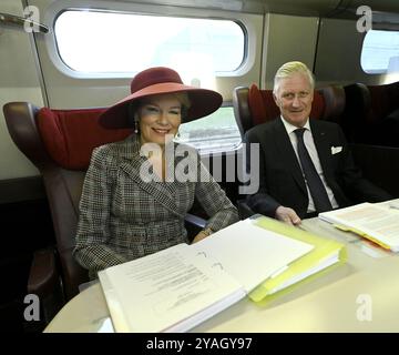 Bruxelles, Belgique. 14 octobre 2024. La Reine Mathilde de Belgique et le Roi Philippe - Filip de Belgique photographiés dans le TGV lors d'un trajet en train de Bruxelles à Paris, le voyage vers le premier jour de la visite officielle du couple royal belge en France, lundi 14 octobre 2024. Le couple royal belge est en visite de trois jours en France. BELGA PHOTO POOL DIDIER LEBRUN crédit : Belga News Agency/Alamy Live News Banque D'Images