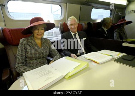 Bruxelles, Belgique. 14 octobre 2024. La Reine Mathilde de Belgique et le Roi Philippe - Filip de Belgique photographiés dans le TGV lors d'un trajet en train de Bruxelles à Paris, le voyage vers le premier jour de la visite officielle du couple royal belge en France, lundi 14 octobre 2024. Le couple royal belge est en visite de trois jours en France. BELGA PHOTO POOL DIDIER LEBRUN crédit : Belga News Agency/Alamy Live News Banque D'Images
