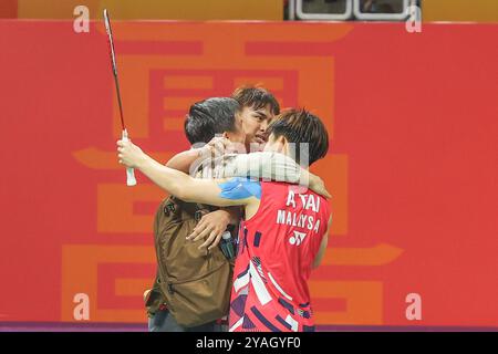 Après le double match masculin, le champion malaisien Odo Jiang Kaixing/Dai Weiqin (à droite) a embrassé l'entraîneur. Nanchang, China.13th octobre 2024. Les championnats du monde juniors 2024 de la Fédération malaisienne Odo Jiang Kaixing/Dai Weiqin ont battu le chinois Odo Lin Xiangyi/Hu Keyuan et remporté le championnat de double masculin à Nanchang, province du Jiangxi, le 13 octobre 2024. Crédit : Liu Lixin/China News Service/Alamy Live News Banque D'Images