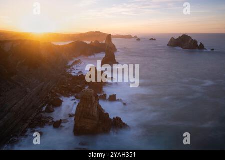 Coucher de soleil sur la côte ocky à Los Urros de Liencres, Espagne Banque D'Images