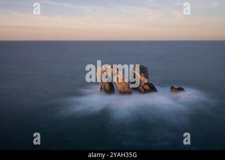 Formation rocheuse Urro del Manzano au coucher du soleil, Liencres, Espagne Banque D'Images