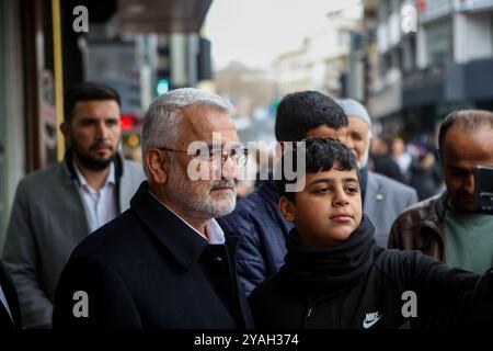 Gaziantep, Turkiye. 28 mars 2024. La chef du parti Hur Dava, Zekeriya Yapıcıoğlu, visite les marchés et les commerces locaux dans le centre de Gaziantep, dans le cadre de la campagne électorale pour les prochaines élections municipales de Turkiye. Zekeriya Yapıcıoğlu est une femme politique turco-kurde et avocate qui dirige le Parti islamiste kurde de cause libre, connu à Turkiye sous le nom de Parti Hur Dava ou Huda par Banque D'Images