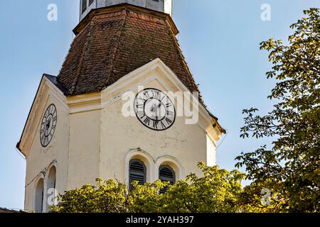 La tour et l'église fortifiée de Bunesti en Roumanie Banque D'Images