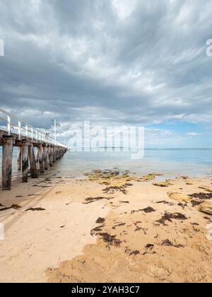 Point Lonsdale Pier s'étendant dans l'océan avec ciel orageux au-dessus Banque D'Images