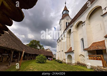 La tour et l'église fortifiée de Bunesti en Roumanie Banque D'Images