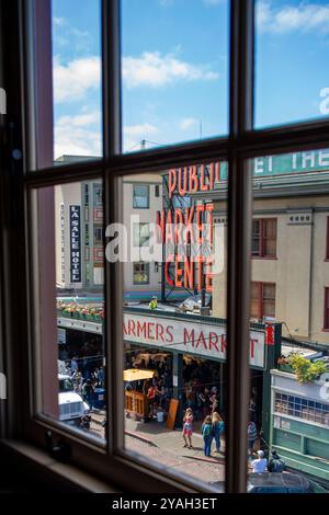 Marché public de Pike place vu à travers la fenêtre verticale Banque D'Images