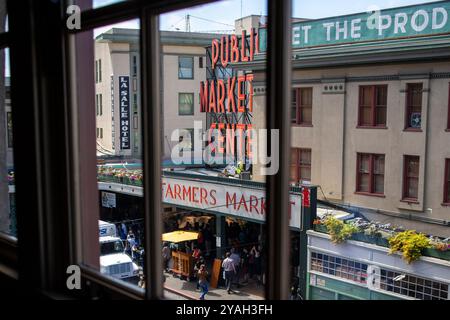 Marché public de Pike place vu par la fenêtre Banque D'Images