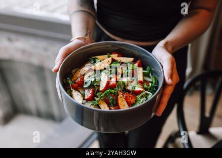 Salade de fruits et légumes frais servie dans un bol Banque D'Images