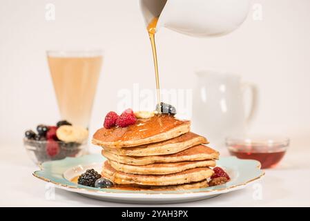 Sirop d'érable versé sur une pile de crêpes Banque D'Images