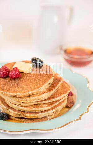 Pile de crêpes avec baies et beurre Banque D'Images