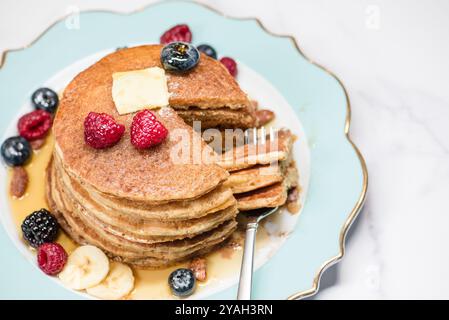 Crêpes avec une portion découpée à travers une fourchette Banque D'Images