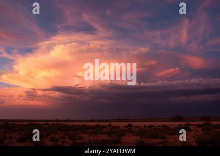 Magnifique coucher de soleil dramatique sur les nuages de cellules orageuses Banque D'Images