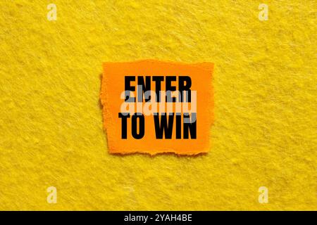 Participez pour gagner un message écrit sur un morceau de papier orange déchiré déchiré avec fond jaune. Entrez conceptuel pour gagner le symbole. Copier l'espace. Banque D'Images