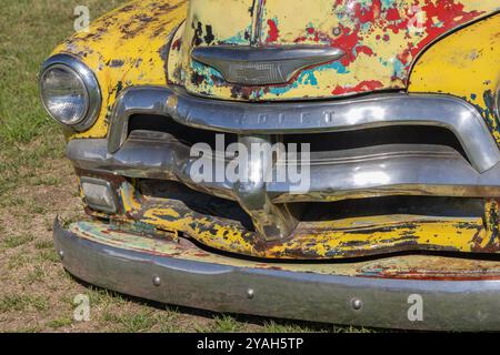 Vieux pick-up chevrolet 3100 rouillé avec une extrémité avant endommagée obtient une vue rapprochée par une journée ensoleillée Banque D'Images