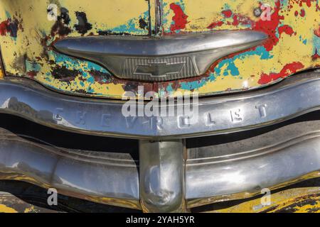 Gros plan sur la calandre avant d'un camion chevrolet 3100 classique, soulignant son charme rouillé et son histoire automobile Banque D'Images