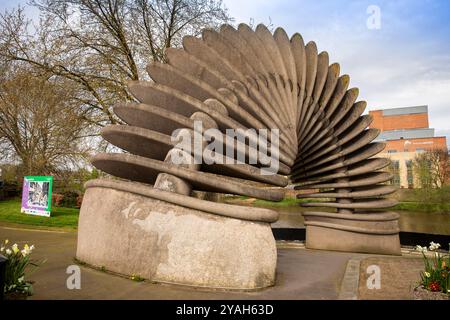 Royaume-Uni, Angleterre, Shropshire, Shrewsbury, Mardol Quay, la sculpture Quantum Leap Banque D'Images