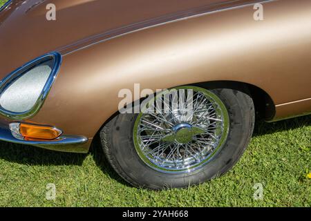 Gros plan de la roue avant et de l'aile d'une jaguar e type série 1 restaurée Banque D'Images