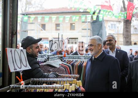 Gaziantep, Turkiye. 28 mars 2024. La chef du parti Hur Dava, Zekeriya Yapıcıoğlu, visite les marchés et les commerces locaux dans le centre de Gaziantep, dans le cadre de la campagne électorale pour les prochaines élections municipales de Turkiye. Zekeriya Yapıcıoğlu est une femme politique turco-kurde et avocate qui dirige le Parti islamiste kurde de cause libre, connu à Turkiye sous le nom de Parti Hur Dava ou Huda par Banque D'Images