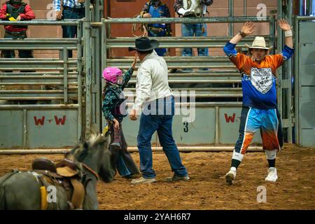 Une jeune cow-girl obtient un high Five après avoir monté un cheval de chasse au Moab Junior Rodeo à Moab, Utah. Banque D'Images