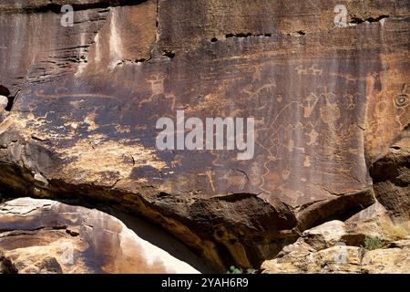 Figures anthropomorphes et animales sur un panneau d'art rupestre amérindien préhispanique Fremont à Nine Mile Canyon, Utah. Banque D'Images