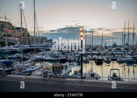 Vue magnifique sur le lever du soleil - petit bateau, yachts moyens et larhe yachts à travers Monte Carlo en Principauté de Monaco et bâtiments de Monte Carlo incluent 1 Banque D'Images