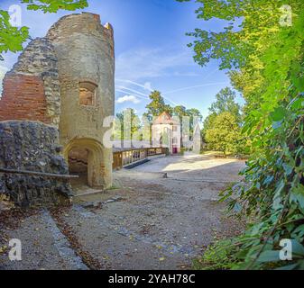 Photo des ruines du château de Hornstein en Allemagne pendant la journée en été Banque D'Images