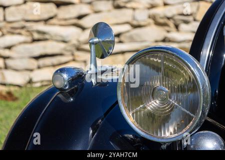 Phare chromé brillant et rétroviseur latéral sont en vedette sur une automobile Rolls royce vintage Banque D'Images