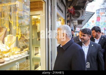 Gaziantep, Turkiye. 28 mars 2024. La chef du parti Hur Dava, Zekeriya Yapıcıoğlu, visite les marchés et les commerces locaux dans le centre de Gaziantep, dans le cadre de la campagne électorale pour les prochaines élections municipales de Turkiye. Zekeriya Yapıcıoğlu est une femme politique turco-kurde et avocate qui dirige le Parti islamiste kurde de cause libre, connu à Turkiye sous le nom de Parti Hur Dava ou Huda par Banque D'Images