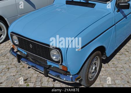 Vue de face d'une renault 4 bleu clair garée sur une rue pavée Banque D'Images