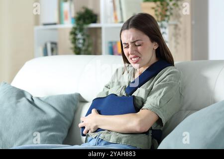 Femme convalescente stressée souffrant seule à domicile Banque D'Images