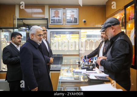 Gaziantep, Turkiye. 28 mars 2024. La chef du parti Hur Dava, Zekeriya Yapıcıoğlu, visite les marchés et les commerces locaux dans le centre de Gaziantep, dans le cadre de la campagne électorale pour les prochaines élections municipales de Turkiye. Zekeriya Yapıcıoğlu est une femme politique turco-kurde et avocate qui dirige le Parti islamiste kurde de cause libre, connu à Turkiye sous le nom de Parti Hur Dava ou Huda par Banque D'Images