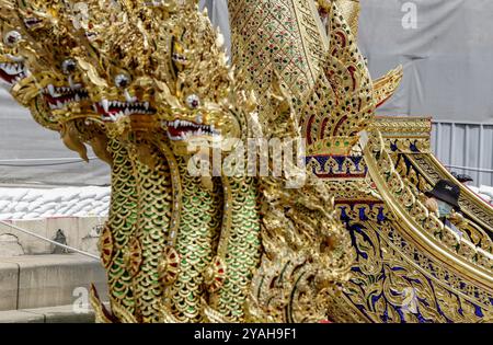 Bangkok, Thaïlande. 14 octobre 2024. Un fonctionnaire du Département des Beaux-Arts peint la barge royale au Royal Thai Naval Dockyard à Bangkok. La cérémonie de la procession de la barge royale aura lieu sur la rivière Chao Phraya le 27 octobre pour présenter la Cathine royale, ou robes, au moine bouddhiste, ou la cérémonie de rite bouddhiste royale Kathin. Crédit : SOPA images Limited/Alamy Live News Banque D'Images