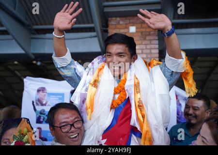 Katmandou, Bagmati, Népal. 14 octobre 2024. Nima Rinji Sherpa, 18 ans, la plus jeune personne qui a gravi les 14 plus hauts sommets du monde au-dessus de 8000 m, est accueillie à l'aéroport international Tribhuwan de Katmandou, Népal, le 10 octobre 2024. (Crédit image : © Aryan Dhimal/ZUMA Press Wire) USAGE ÉDITORIAL SEULEMENT! Non destiné à UN USAGE commercial ! Banque D'Images