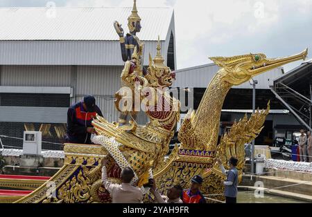 Bangkok, Thaïlande. 14 octobre 2024. Les officiels de la marine thaïlandaise installent des décorations sur une barge royale au Royal Thai Naval Dockyard à Bangkok. La cérémonie de la procession de la barge royale aura lieu sur la rivière Chao Phraya le 27 octobre pour présenter la Cathine royale, ou robes, au moine bouddhiste, ou la cérémonie de rite bouddhiste royale Kathin. Crédit : SOPA images Limited/Alamy Live News Banque D'Images