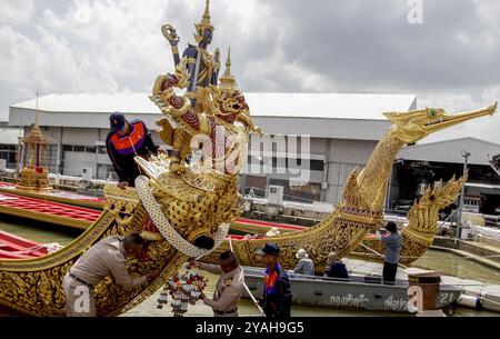 Bangkok, Thaïlande. 14 octobre 2024. Les officiels de la marine thaïlandaise installent des décorations sur une barge royale au Royal Thai Naval Dockyard à Bangkok. La cérémonie de la procession de la barge royale aura lieu sur la rivière Chao Phraya le 27 octobre pour présenter la Cathine royale, ou robes, au moine bouddhiste, ou la cérémonie de rite bouddhiste royale Kathin. Crédit : SOPA images Limited/Alamy Live News Banque D'Images