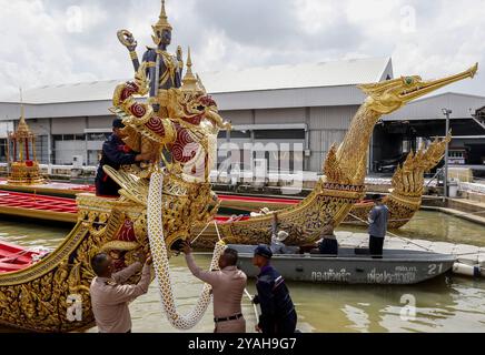 Bangkok, Thaïlande. 14 octobre 2024. Les officiels de la marine thaïlandaise installent des décorations sur une barge royale au Royal Thai Naval Dockyard à Bangkok. La cérémonie de la procession de la barge royale aura lieu sur la rivière Chao Phraya le 27 octobre pour présenter la Cathine royale, ou robes, au moine bouddhiste, ou la cérémonie de rite bouddhiste royale Kathin. Crédit : SOPA images Limited/Alamy Live News Banque D'Images