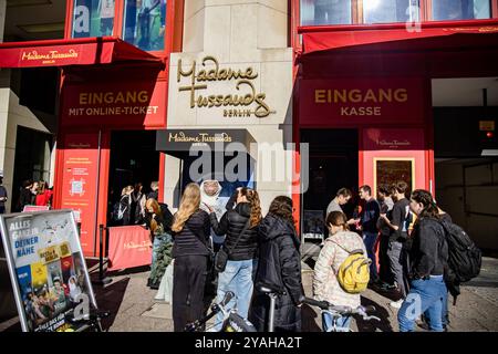 Menschen vor dem Madame Tussauds in der Strasse Unter den Linden in Berlin am 8. Oktober 2024. Unter den Linden *** les gens devant Madame Tussauds dans la rue Unter den Linden à Berlin le 8 octobre 2024 Unter den Linden Banque D'Images