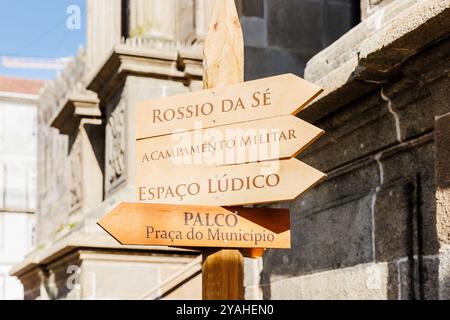 Braga, Portugal - 26 mai 2024 : panneau de direction temporaire en bois pendant l'événement Braga Romana un beau jour de printemps Banque D'Images
