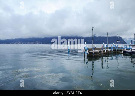 Beau port sur le lac d'Iseo, Italie Banque D'Images