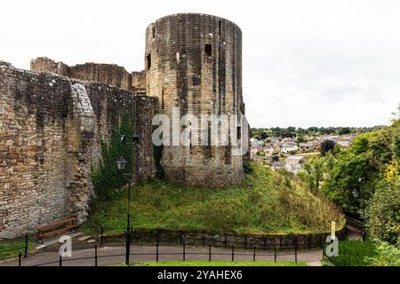 Château de Barnard, murs extérieurs le château de Barnard est un château médiéval en ruines situé dans la ville du même nom dans le comté de Durham, en Angleterre. Une pierre CA Banque D'Images