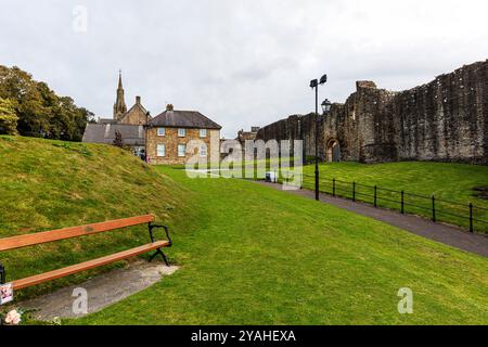 Château de Barnard, murs extérieurs le château de Barnard est un château médiéval en ruines situé dans la ville du même nom dans le comté de Durham, en Angleterre. Une pierre CA Banque D'Images