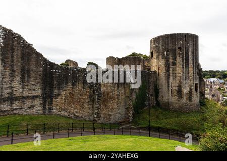 Château de Barnard, murs extérieurs le château de Barnard est un château médiéval en ruines situé dans la ville du même nom dans le comté de Durham, en Angleterre. Une pierre CA Banque D'Images