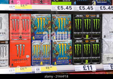 canettes de boisson énergétique monstre dans un emballage sur une étagère de supermarché, norfolk, angleterre Banque D'Images