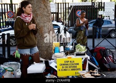 Presidio davanti la Tribunale di Piazzale Clodio Organizato dagli attivisti di Ultima Generazione per protestare contro le misure restrittive di sorveglianza speciale ai danni di un attivista e contro il ddl sicurezza Roma, Italia &#x2014 ; Luned&#xec; 14 Ottobre 2024 - Cronaca - (foto di Cecilia Fabiano/LaPresse) manifestation devant la Cour centrale de Rome pour protester contre la demande de surveillance spéciale d'une militante de la dernière génération et contre le projet de loi sur la sécurité Rome, Italie - lundi 14 octobre 2024 - Actualités - (photo de Cecilia Fabiano/LaPresse) Banque D'Images