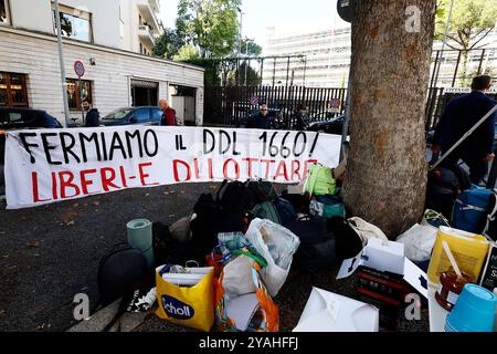 Presidio davanti la Tribunale di Piazzale Clodio Organizato dagli attivisti di Ultima Generazione per protestare contro le misure restrittive di sorveglianza speciale ai danni di un attivista e contro il ddl sicurezza Roma, Italia &#x2014 ; Luned&#xec; 14 Ottobre 2024 - Cronaca - (foto di Cecilia Fabiano/LaPresse) manifestation devant la Cour centrale de Rome pour protester contre la demande de surveillance spéciale d'une militante de la dernière génération et contre le projet de loi sur la sécurité Rome, Italie - lundi 14 octobre 2024 - Actualités - (photo de Cecilia Fabiano/LaPresse) Banque D'Images