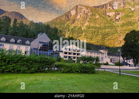 7 septembre, 2024 Flam, Norvège L'emblématique hôtel Fretheim surplombant le port de FlŒm, est niché sous les montagnes Brekkefossen Banque D'Images